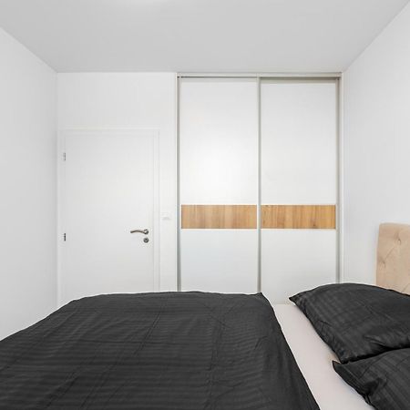 Leo Apartment - Ac & Free Parking Pressburg Exterior foto
