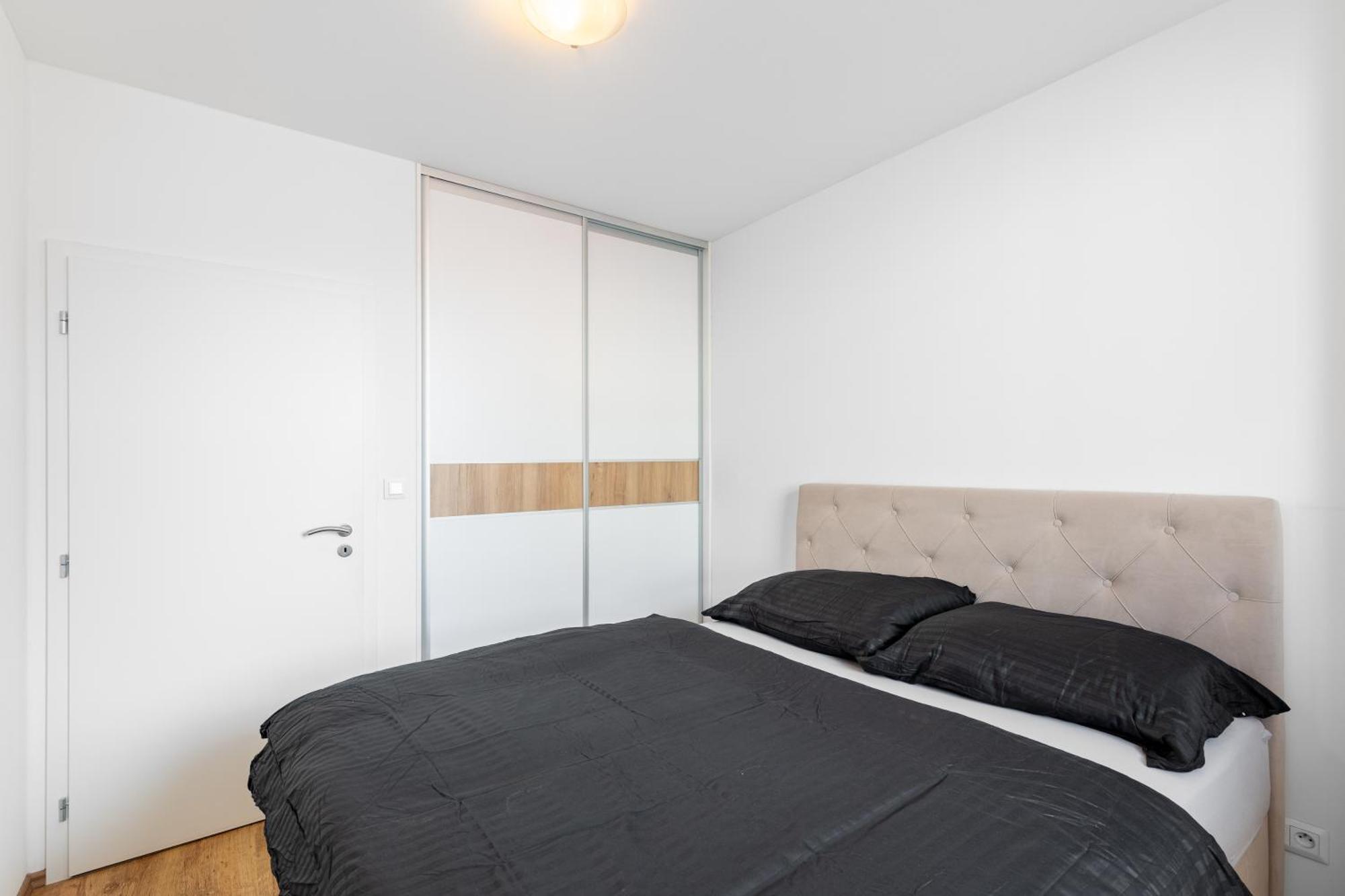 Leo Apartment - Ac & Free Parking Pressburg Exterior foto