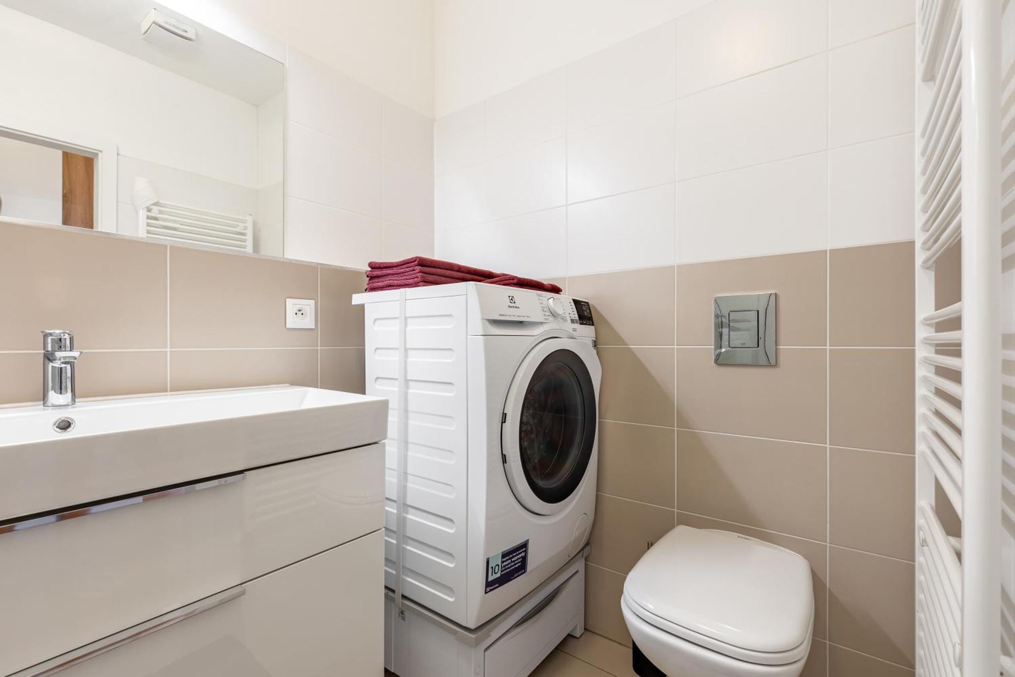 Leo Apartment - Ac & Free Parking Pressburg Exterior foto