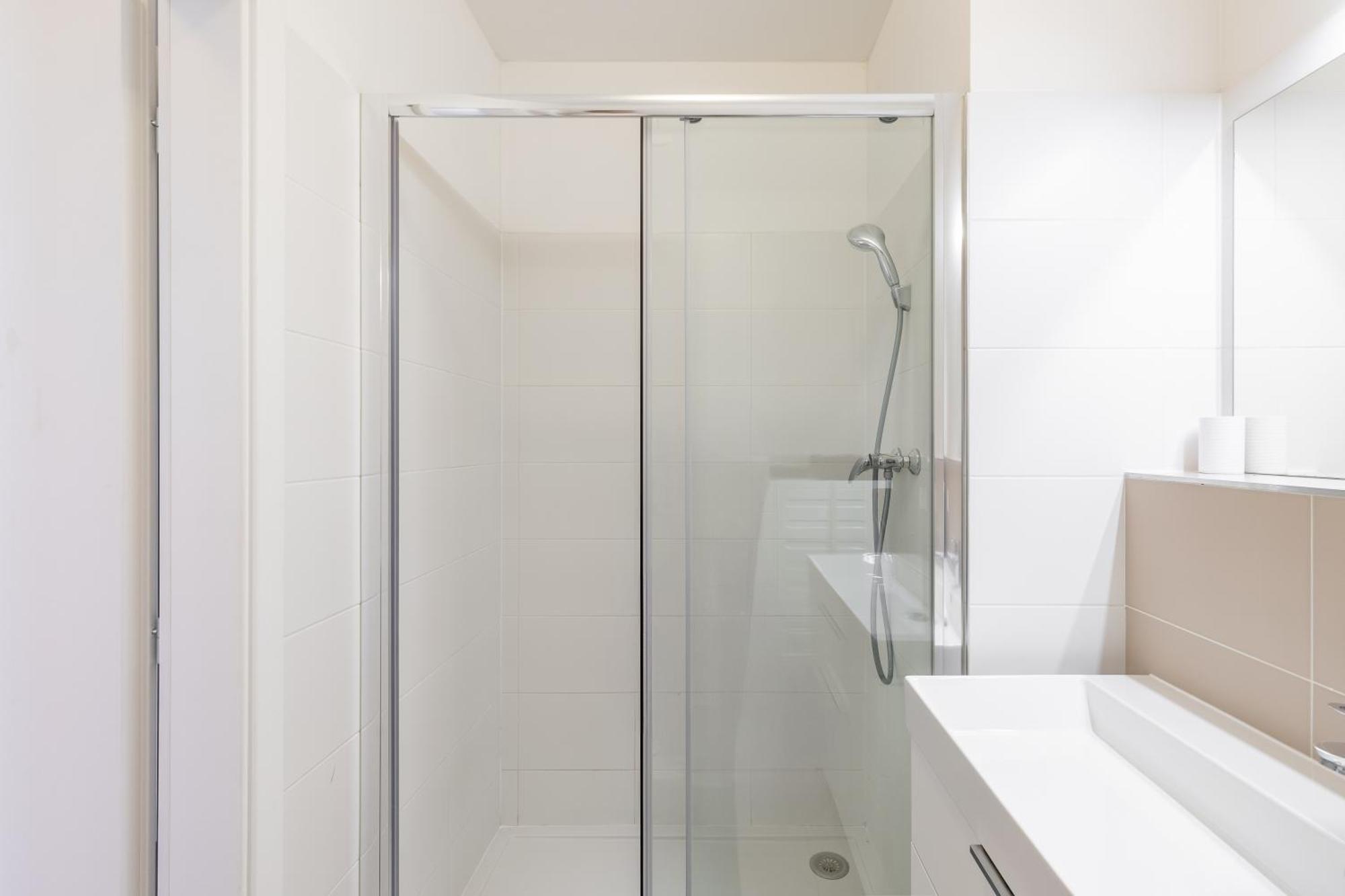 Leo Apartment - Ac & Free Parking Pressburg Exterior foto